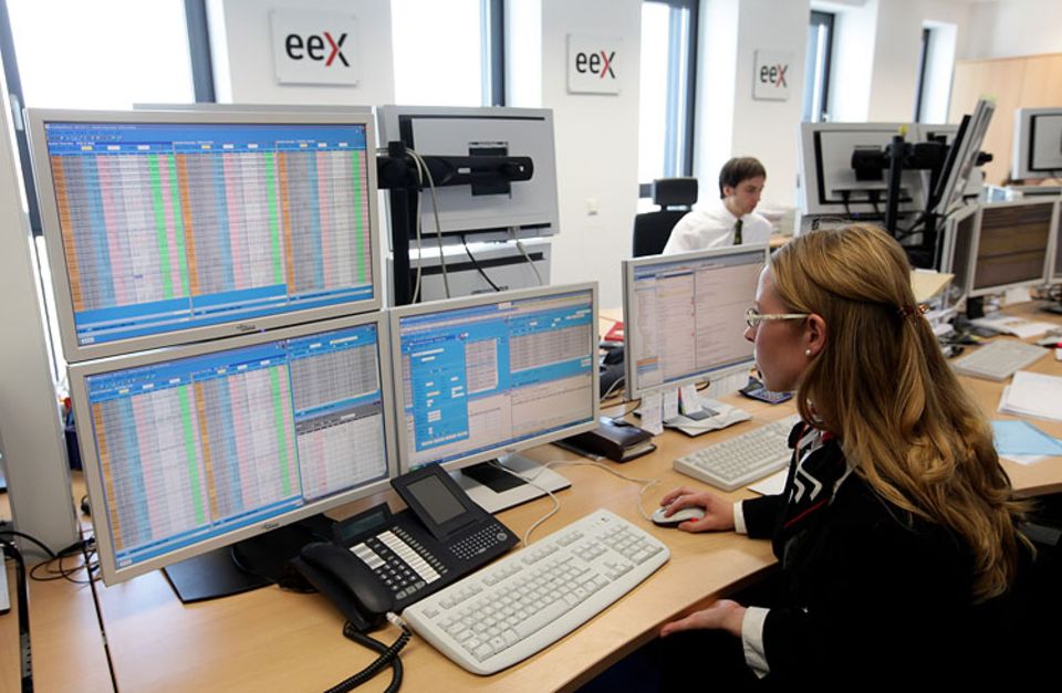 Strombörse: Eine Angestellte der Leipziger Strombörse beobachtet die Preisentwicklung