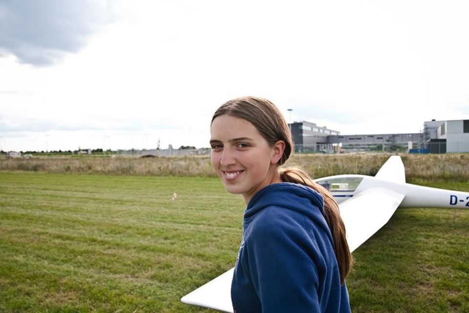 Segelfliegen: Leonie auf dem Flugplatz von Geratshof Segelfliegen: Leonie auf dem Flugplatz von Geratshof