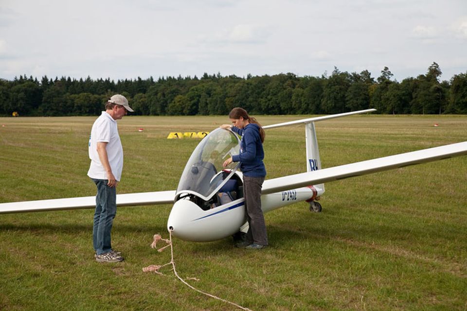 Segelfliegen: Nach der Landung wird das Flugzeug für den Transport fertig gemacht Segelfliegen: Nach der Landung wird das Flugzeug für den Transport fertig gemacht