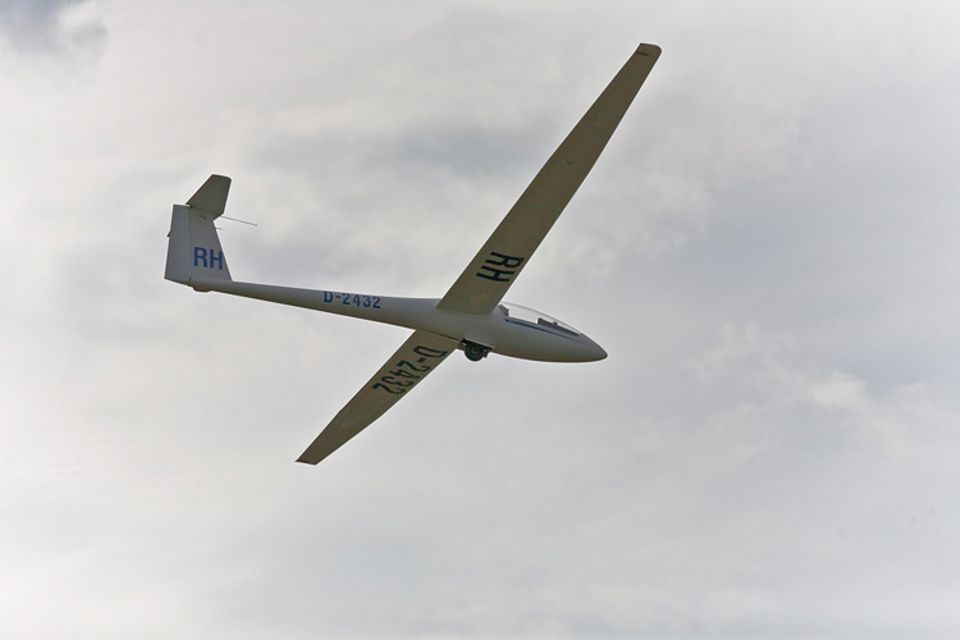 Segelfliegen: Die 14-Jährige beim Landeanflug mit einem einsitzigen LS-1 Segelflugzeug Segelfliegen: Die 14-Jährige beim Landeanflug mit einem einsitzigen LS-1 Segelflugzeug