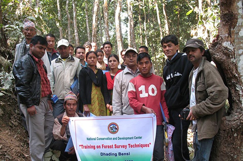 Mitarbeiterinnen des Projekt-Teams mit Teilnehmern eines Trainings für Waldpflege und Waldschutz im Jahr 2014 Mitarbeiterinnen des Projekt-Teams mit Teilnehmern eines Trainings für Waldpflege und Waldschutz im Jahr 2014