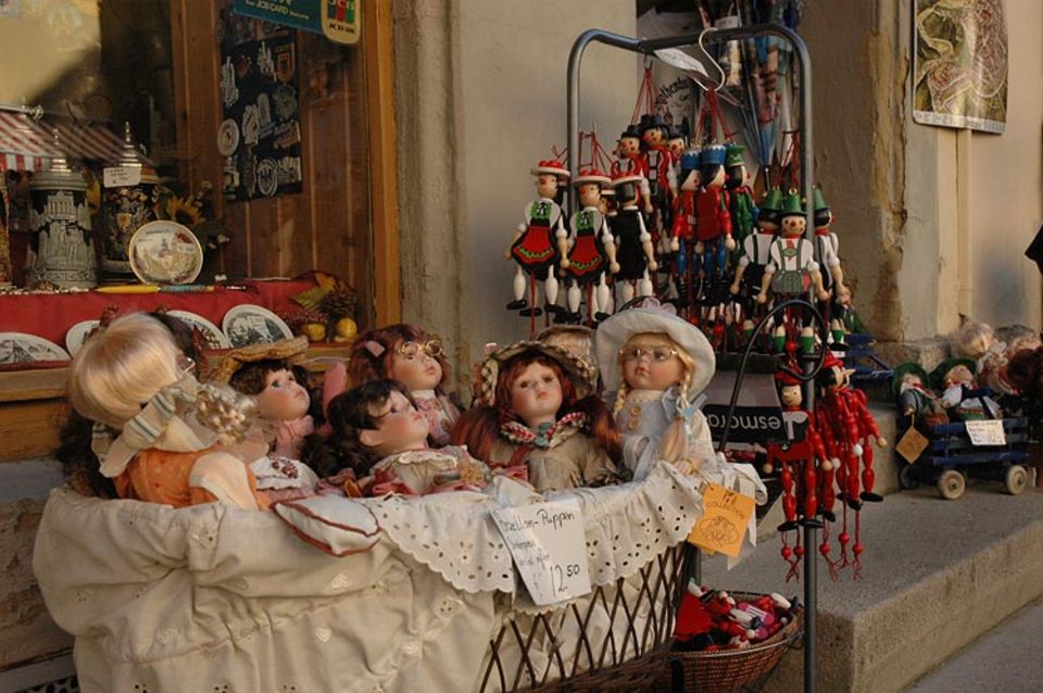 Rothenburg ob der Tauber: Puppen und Holzfigürchen sind beliebte Artikel in den vielen Souvenirgeschäften Rothenburg ob der Tauber: Puppen und Holzfigürchen sind beliebte Artikel in den vielen Souvenirgeschäften