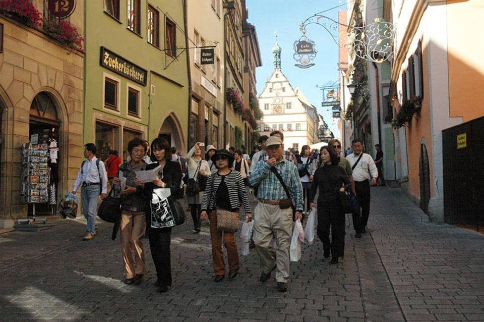Rothenburg ob der Tauber: Horden asiatischer Touristen drängen sich durch die Gassen Rothenburgs Rothenburg ob der Tauber: Horden asiatischer Touristen drängen sich durch die Gassen Rothenburgs