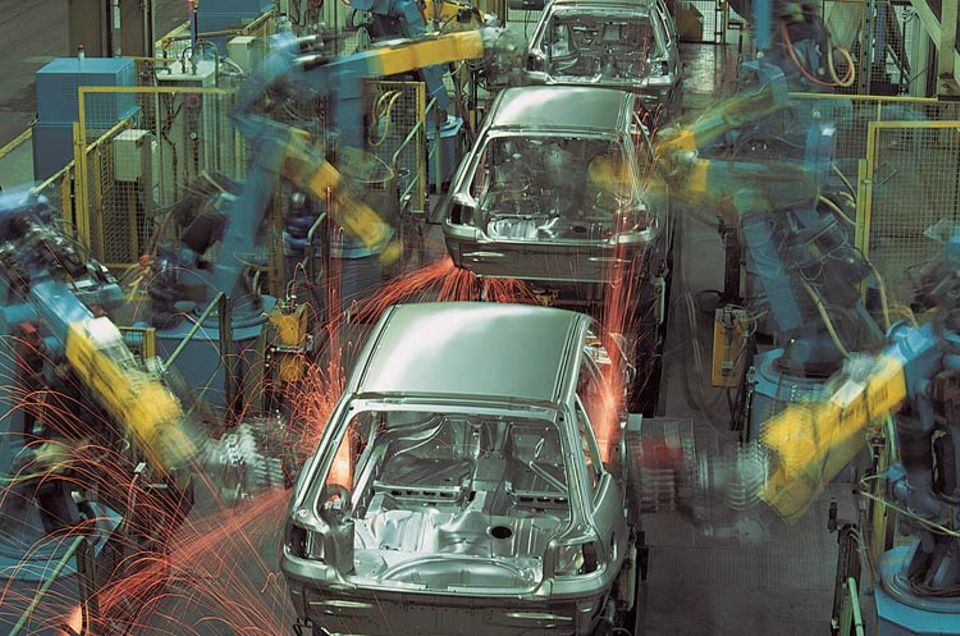 Postwachstumsökonomie: Während Autobauer noch zweistelligen Wachstumsraten nachtrauern, fordert Niko Paech den "Rückbau ökologisch desaströser Industrien"