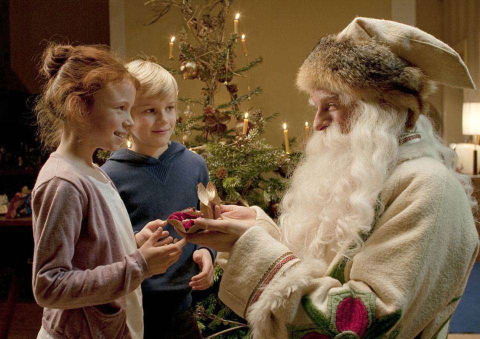 Kinotipp: Charlotte und Ben freuen sich über die Geschenke des Weihnachtsmanns (Alexander Scheer) Kinotipp: Charlotte und Ben freuen sich über die Geschenke des Weihnachtsmanns (Alexander Scheer)