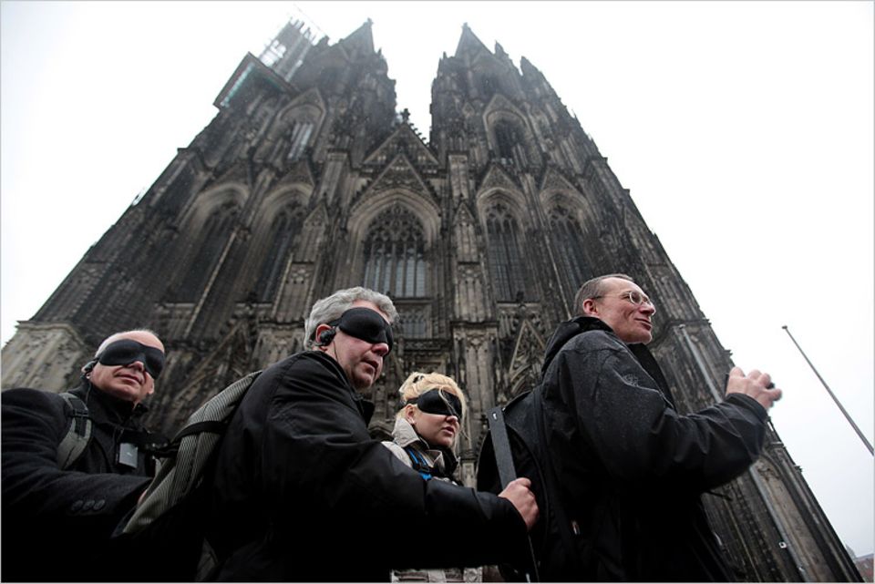 Städtereise: Nur die Glocken verraten, ob der Dom links oder rechts der Gruppe steht Städtereise: Nur die Glocken verraten, ob der Dom links oder rechts der Gruppe steht