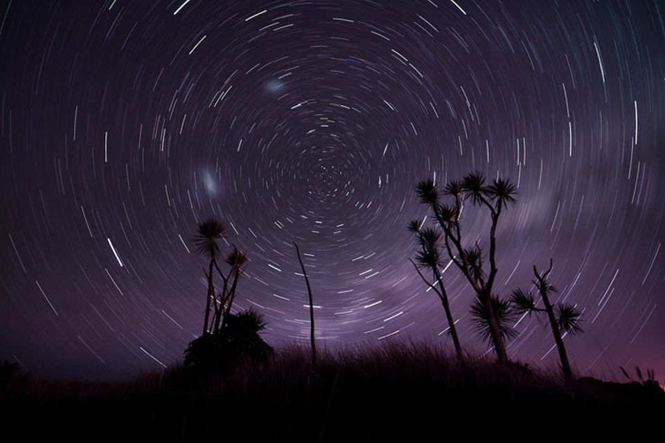 Dieses Bild, 30 Minuten belichtet, ist in einer klaren Nacht in Neuseeland entstanden. Durch die Erdumdrehung erhalten die Sterne einen Schweif. GEO-Leser Tom Hegen aus Königsbrunn gewinnt mit dem Foto den GEO.de-Wettbewerb im Dezember