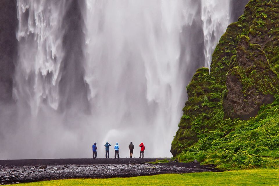 GEO-Leser Frank Giess aus Grebenau wollte schon enttäuscht Kamera und Stativ einpacken, als es beim Besuch des Skóga-Wasserfalls während einer sommerlichen Rundreise durch Island plötzlich anfing zu regnen. Dann drückte er doch noch auf den Auslöser und machte diese Aufnahme, durch die er zum Gewinner des GEO.de-Wettbewerbs im Februar wurde GEO-Leser Frank Giess aus Grebenau wollte schon enttäuscht Kamera und Stativ einpacken, als es beim Besuch des Skóga-Wasserfalls während einer sommerlichen Rundreise durch Island plötzlich anfing zu regnen. Dann drückte er doch noch auf den Auslöser und machte diese Aufnahme, durch die er zum Gewinner des GEO.de-Wettbewerbs im Februar wurde
