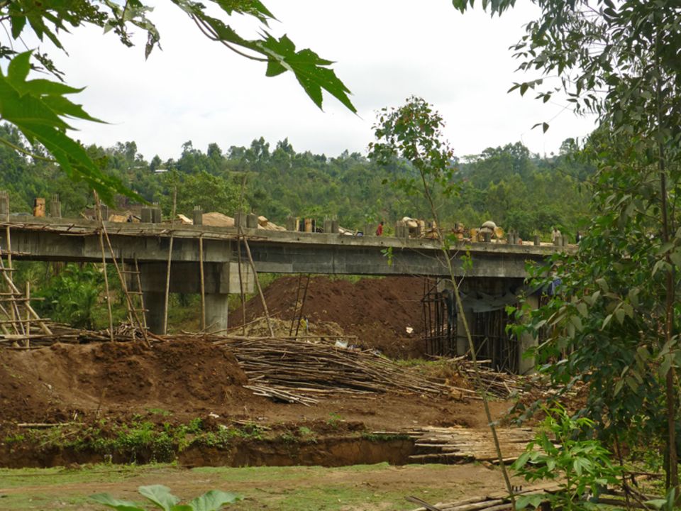 Für Infrastrukturmaßnahmen in der Kaffa-Region, wie diese neue Brücke, musste in den letzten Jahren viel Wald weichen Für Infrastrukturmaßnahmen in der Kaffa-Region, wie diese neue Brücke, musste in den letzten Jahren viel Wald weichen