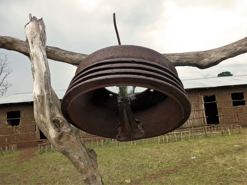 Ob das Schulgebäude von Awasho (Hintergrund) solange bestehen wird wie diese Glocke? Ob das Schulgebäude von Awasho (Hintergrund) solange bestehen wird wie diese Glocke?