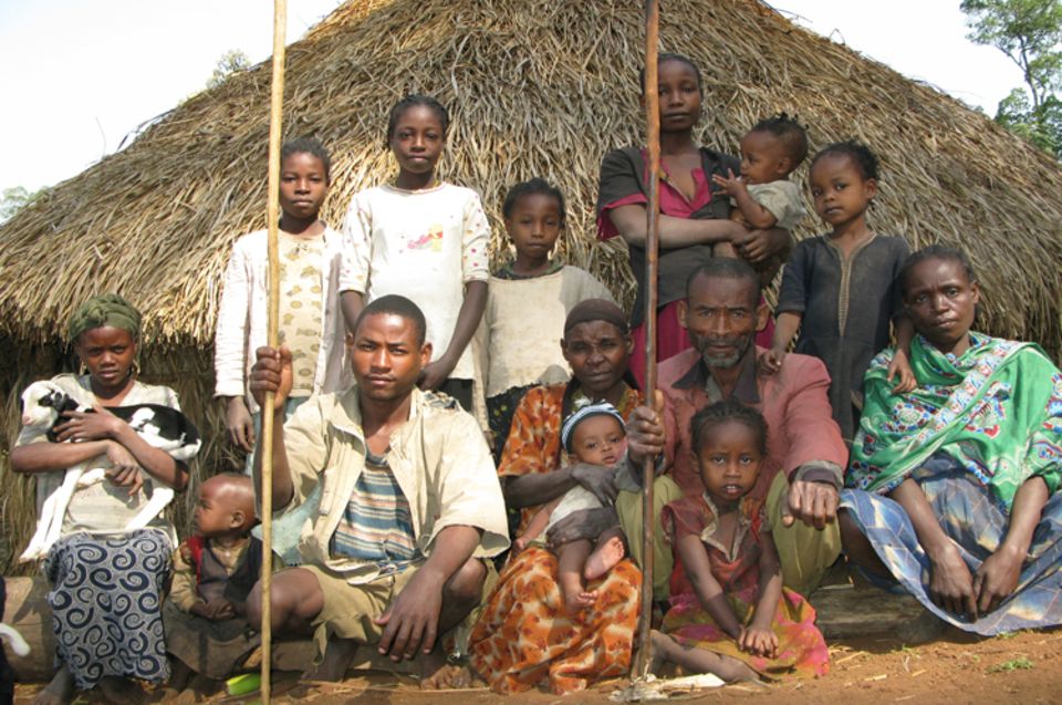 Eine Großfamilie in Kaffa vor ihrem Haus Eine Großfamilie in Kaffa vor ihrem Haus