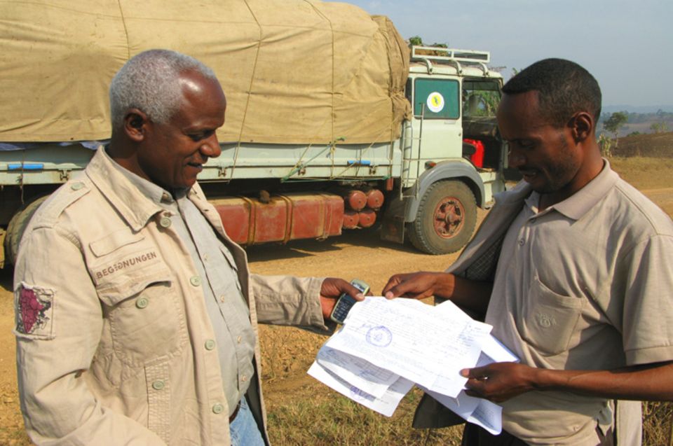 Übergabe der Frachtdokumente: Der Wildkaffee wird in Säcken per LKW nach Addis transportiert und von dort aus nach Dschibuti zum Hafen Übergabe der Frachtdokumente: Der Wildkaffee wird in Säcken per LKW nach Addis transportiert und von dort aus nach Dschibuti zum Hafen