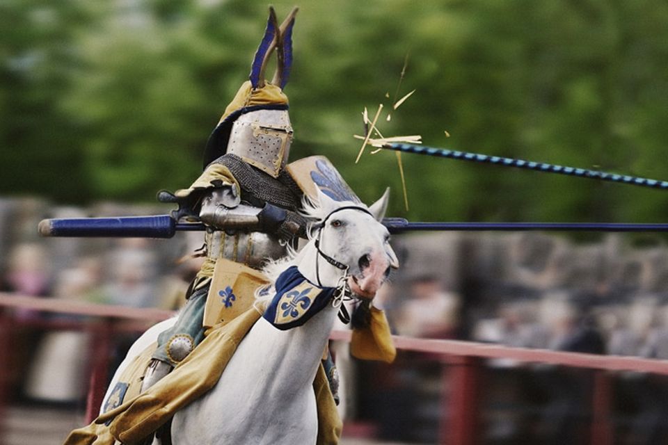 Redewendung: In den Turnieren des Mittelalter brachen Ritter noch echte Lanzen - Das wäre heute zu gefährlich, also brechen wir sie nur noch sprichwörtlich Redewendung: In den Turnieren des Mittelalter brachen Ritter noch echte Lanzen - Das wäre heute zu gefährlich, also brechen wir sie nur noch sprichwörtlich
