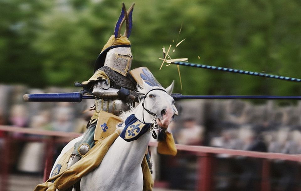 Redewendung: In den Turnieren des Mittelalter brachen Ritter noch echte Lanzen - Das wäre heute zu gefährlich, also brechen wir sie nur noch sprichwörtlich