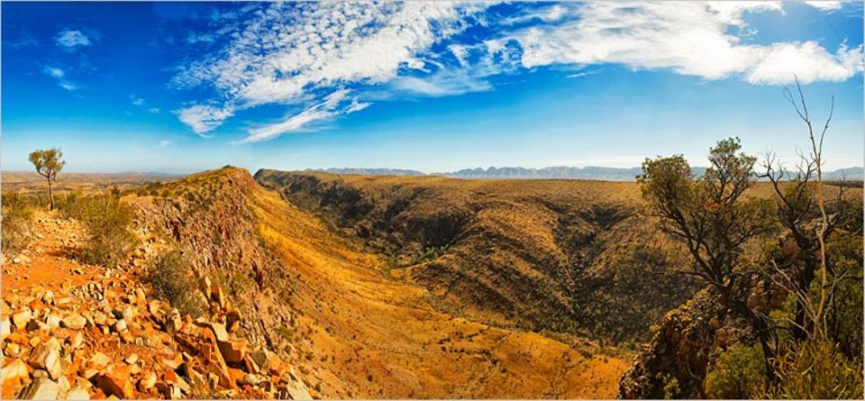 Der Larapinta Trail im Roten Zentrum gehört zu den schönsten Fernwanderwegen Der Larapinta Trail im Roten Zentrum gehört zu den schönsten Fernwanderwegen