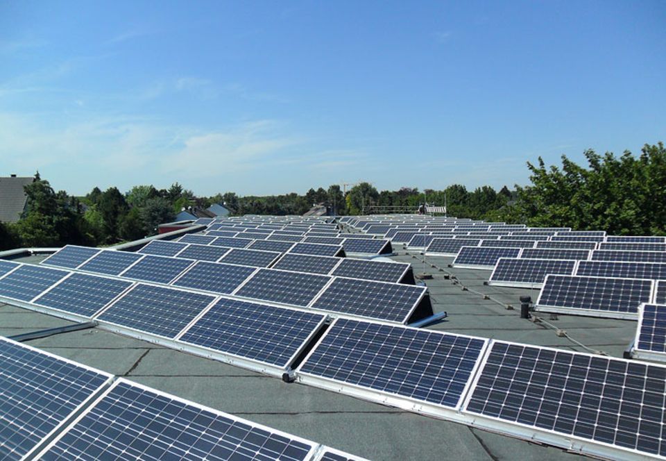 Solarenergie: Auf dem Dach öffentlicher Gebäude - wie hier einer Schule - beanspruchen Solaranlagen wie die der Kölner Energiegewinner keine zusätzlichen Flächen. Das macht sie besonders umweltverträglich