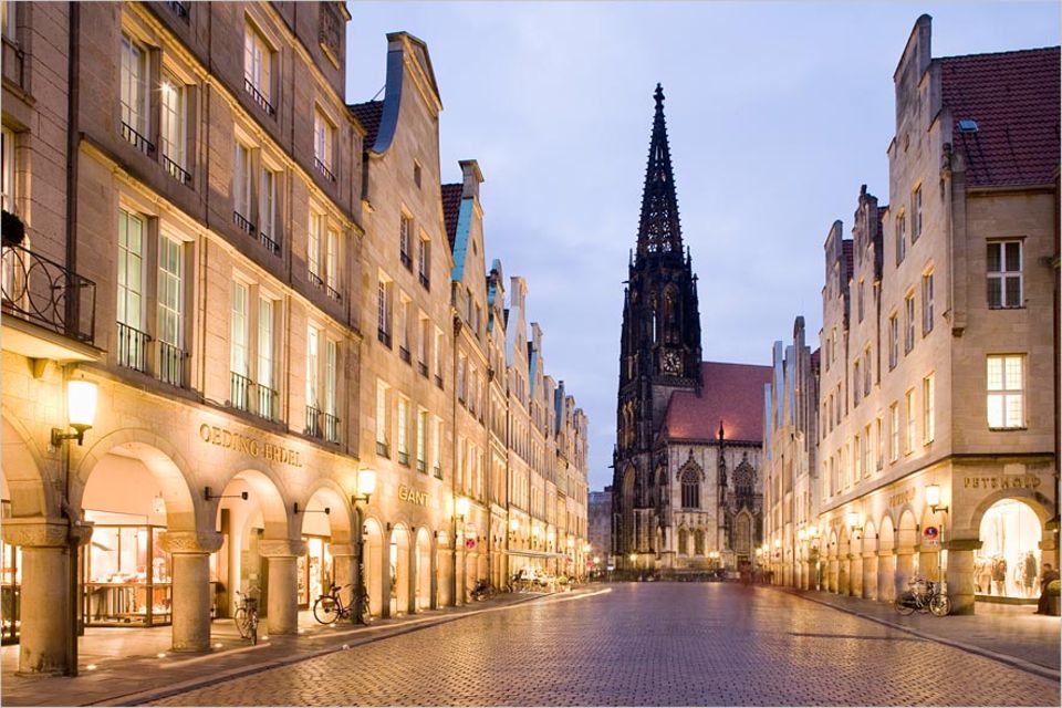 Städtereisen: Der Prinzipalmarkt und die St. Lambertikirche bilden das Zentrum Münsters Städtereisen: Der Prinzipalmarkt und die St. Lambertikirche bilden das Zentrum Münsters