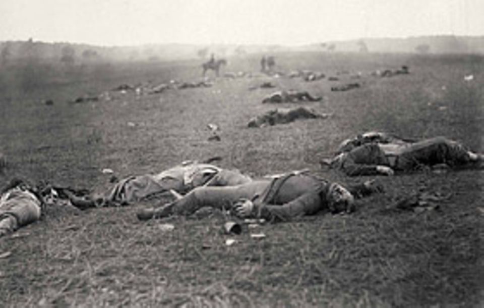 Im Sommer 1863 dringt der Südstaatengeneral Robert E. Lee mit seiner Armee in Pennsylvania ein. Er will eine Entscheidung erzwingen. Nach drei Tagen Kampf vor der Kleinstadt Gettysburg sind 51.000 Männer tot, vermisst oder verwundet Im Sommer 1863 dringt der Südstaatengeneral Robert E. Lee mit seiner Armee in Pennsylvania ein. Er will eine Entscheidung erzwingen. Nach drei Tagen Kampf vor der Kleinstadt Gettysburg sind 51.000 Männer tot, vermisst oder verwundet