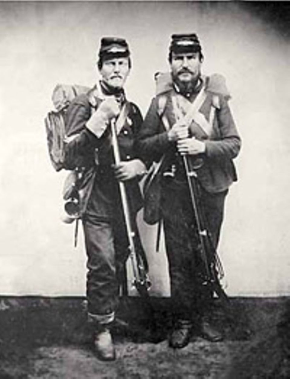 Die Brüder Henry (links) und Isaac Taylor, Lehrer aus Minnesota, haben sich nach Kriegsausbruch zur Nordstaatenarmee gemeldet. Ihr Regiment wird in Gettysburg fast drei Viertel seiner Männer verlieren