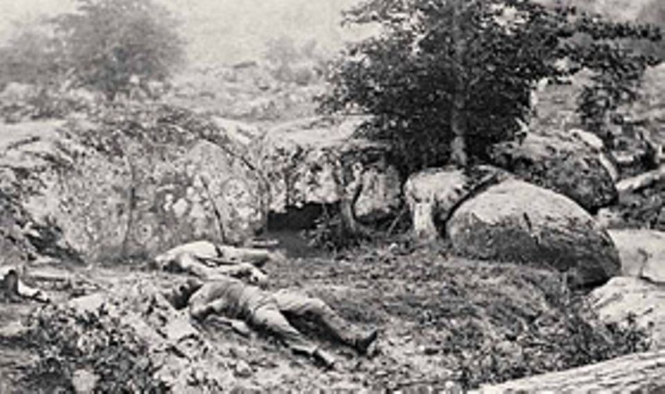 Tote Soldaten unterhalb eines der Hügel, um die Union und Rebellen zwei Tage lang kämpfen. "Schlachthof" nennen die Überlebenden diese Gegend später, wo Männer in Blau und Grau einander mit Gewehrkolben und Bajonetten umbringen