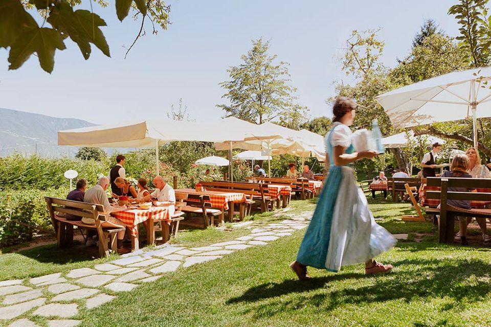 Reisetipps: Im Blick die Burgenlandschaft, auf dem Teller die Zirmer Torte: So speist man im Landgasthaus Bad Turmbach Reisetipps: Im Blick die Burgenlandschaft, auf dem Teller die Zirmer Torte: So speist man im Landgasthaus Bad Turmbach