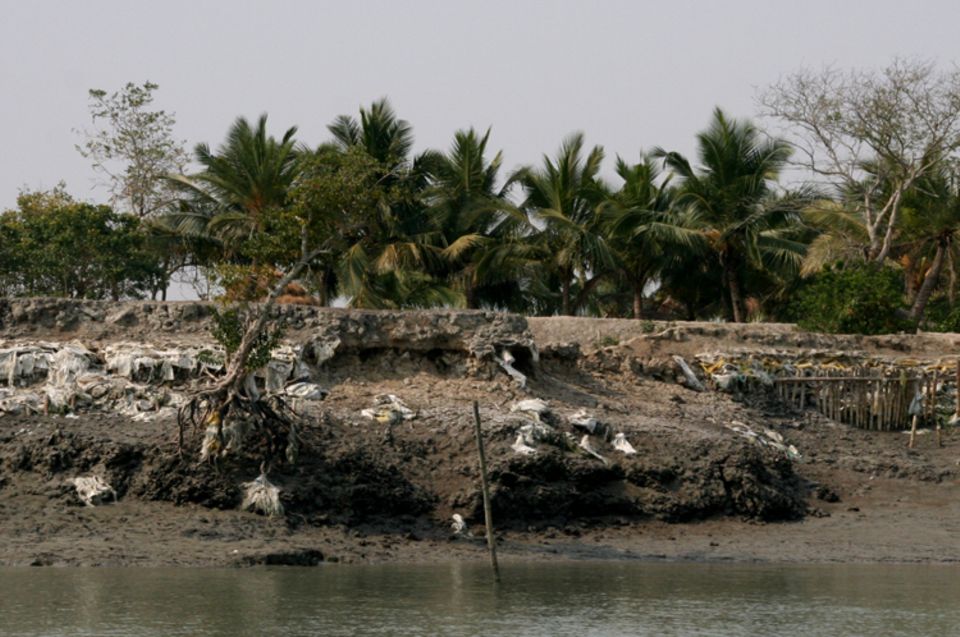 Nach dem Sturm Aila 2009 sind viele Deiche und Dämme zerstört