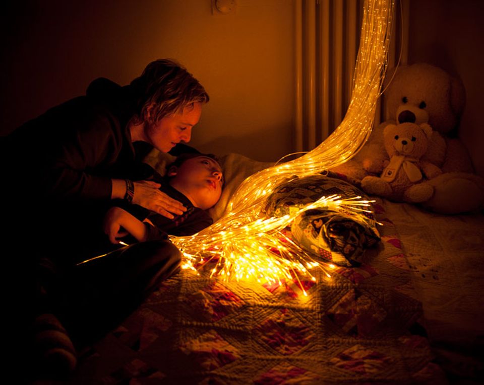Kinderhospiz: Ob ihr Sohn sich wohlfühlt, liest Maren Rakebrandt an seiner Atmung, an der Haltung seiner Hände ab. Doch niemand weiß genau, was Timo von der Entspannungstherapie mit Licht und Klangeffekten wahrnimmt