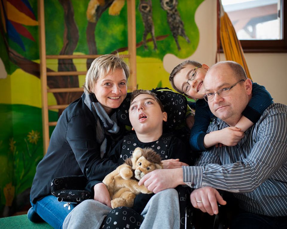 Kinderhospiz: Maren, Timo, Mika und Jörg Rakebrandt: Im Hospiz "Löwenherz" in Syke bei Bremen hat die Familie ein Zuhause auf Zeit gefunden. Auch wenn es Timos Mutter anfangs schwerfiel, seine Pflege und Versorgung in andere Hände zu geben Kinderhospiz: Maren, Timo, Mika und Jörg Rakebrandt: Im Hospiz "Löwenherz" in Syke bei Bremen hat die Familie ein Zuhause auf Zeit gefunden. Auch wenn es Timos Mutter anfangs schwerfiel, seine Pflege und Versorgung in andere Hände zu geben