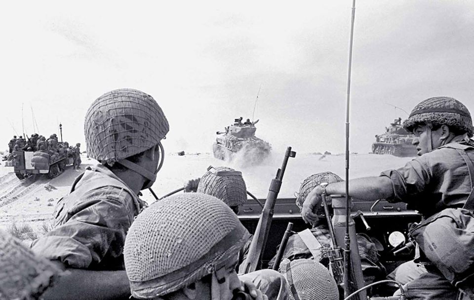 Israelische Panzer und Soldaten rücken gegen ägyptische Truppen im Gazastreifen vor: Elf Jahre nach dem Krieg von 1956 entbrennt zwischen Arabern und Israelis im Sommer 1967 der Entscheidungskampf