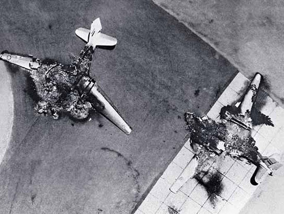 Die Überraschung gelingt: 286 ägyptische Kampfjets vernichten die Israelis noch am Boden; die übrigen feindlichen Flieger können nicht starten, weil auch die Rollfelder zerstört sind