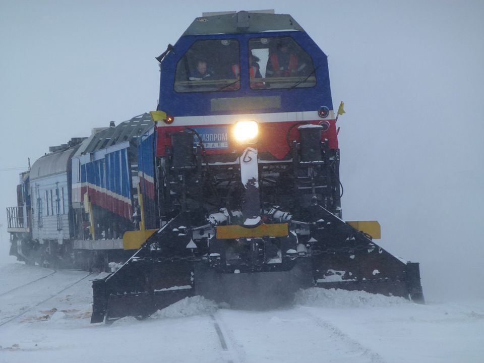 Durch die unwirtliche Schneewüste von Jamal führt die nördlichste Eisenbahnlinie der Welt. Durch die unwirtliche Schneewüste von Jamal führt die nördlichste Eisenbahnlinie der Welt.