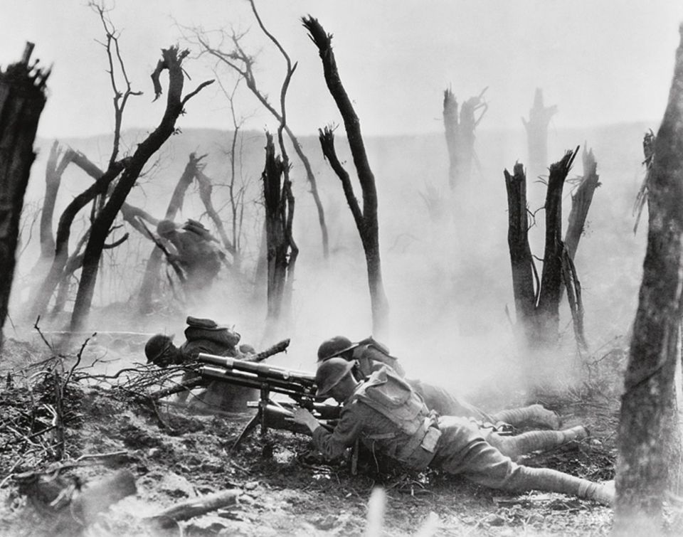 1898 - 1919: Zunächst zögern die USA, am Ersten Weltkrieg teilzunehmen. Doch dann schicken sie zwei Millionen Soldaten in die Schützengräben Frankreichs