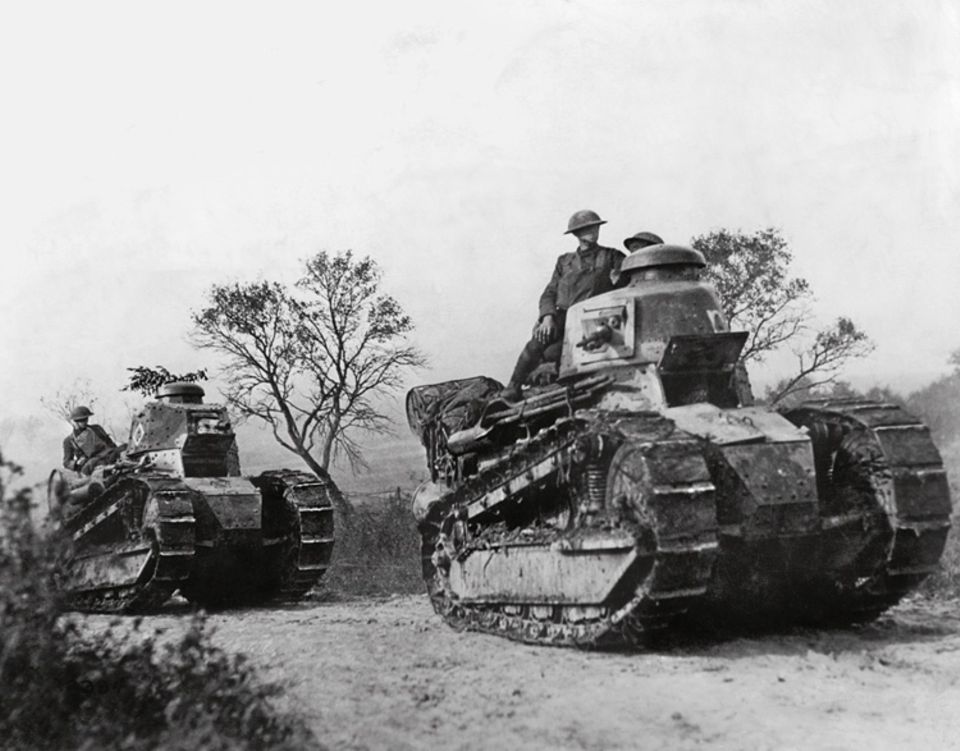 1898 - 1919: Auf Panzern fahren US-Soldaten zur französischen Front. Der Weltkrieg verheert Europa und stärkt die Vereinigten Staaten