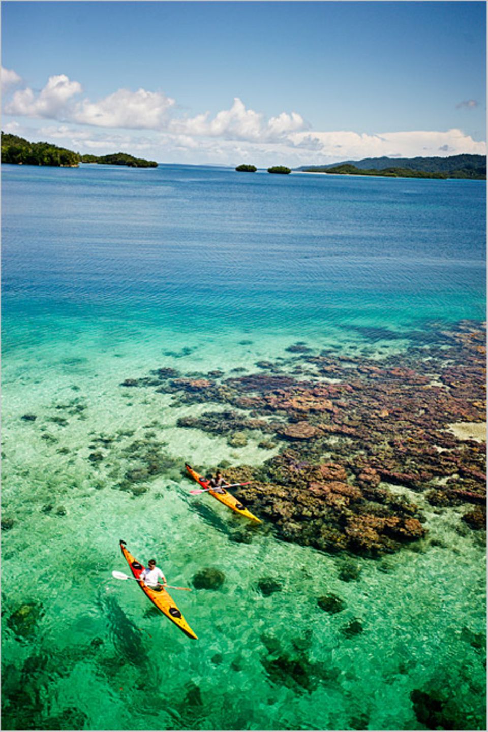 Raja Ampat: Zwei Kajakfahrer in der Kaboei Bay, einer Lagune im Archipel Raja Ampat: Zwei Kajakfahrer in der Kaboei Bay, einer Lagune im Archipel