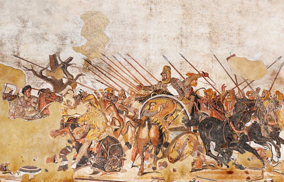 333 v. Chr.: Schlacht bei Issos: Mit der Lanze in der Hand attackiert Alexander (links) in der Schlacht von Issos den persischen König Dareios III. (im Streitwagen). Der Feldzug wird in der antiken Welt so berühmt, dass Künstler rund 200 Jahre später in Pompeji ein Mosaik mit Schlachtszenen fertigen