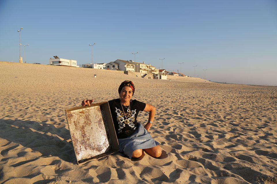 Rosa Amélia liebt den Sonnenuntergang am Meer Rosa Amélia liebt den Sonnenuntergang am Meer