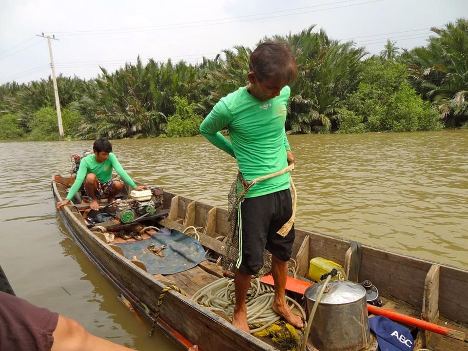 Somchai Panthong und neffe Tding tauchen nach dem, was Händler, Mönche und Kriegsherren im Laufe der Jahrhunderte im Fluss versenkt, verloren und versteckt haben Somchai Panthong und neffe Tding tauchen nach dem, was Händler, Mönche und Kriegsherren im Laufe der Jahrhunderte im Fluss versenkt, verloren und versteckt haben