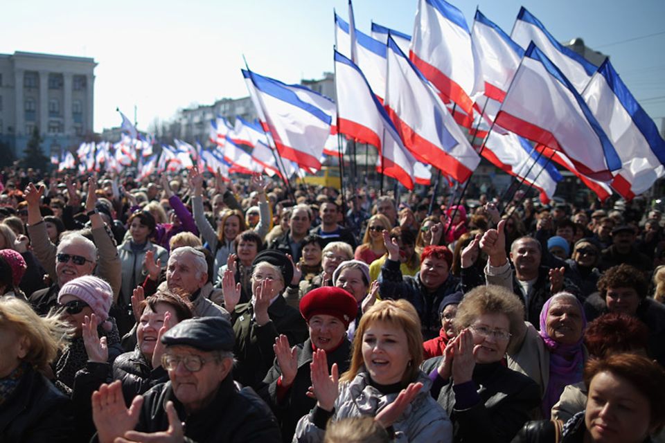 Politik: Pro-russische Demonstranten in der Stadt Simferopol auf der Krim Politik: Pro-russische Demonstranten in der Stadt Simferopol auf der Krim