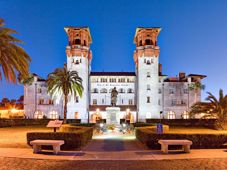 Florida: Das heutige Rathaus und Lightner Museum von St. Augustine stammt wie das heutige Flagler College auch aus der Feder des Architekten-Duos Carrère und Hastings. Beide waren zunächst mondäne Hotels Florida: Das heutige Rathaus und Lightner Museum von St. Augustine stammt wie das heutige Flagler College auch aus der Feder des Architekten-Duos Carrère und Hastings. Beide waren zunächst mondäne Hotels