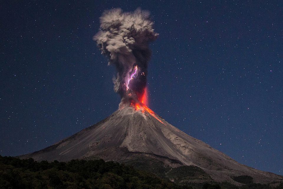 Vulkan Colima: Gewitter in der Aschewolke