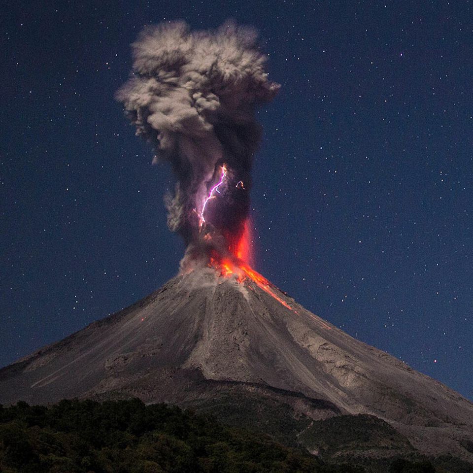 Vulkan Colima: Gewitter in der Aschewolke