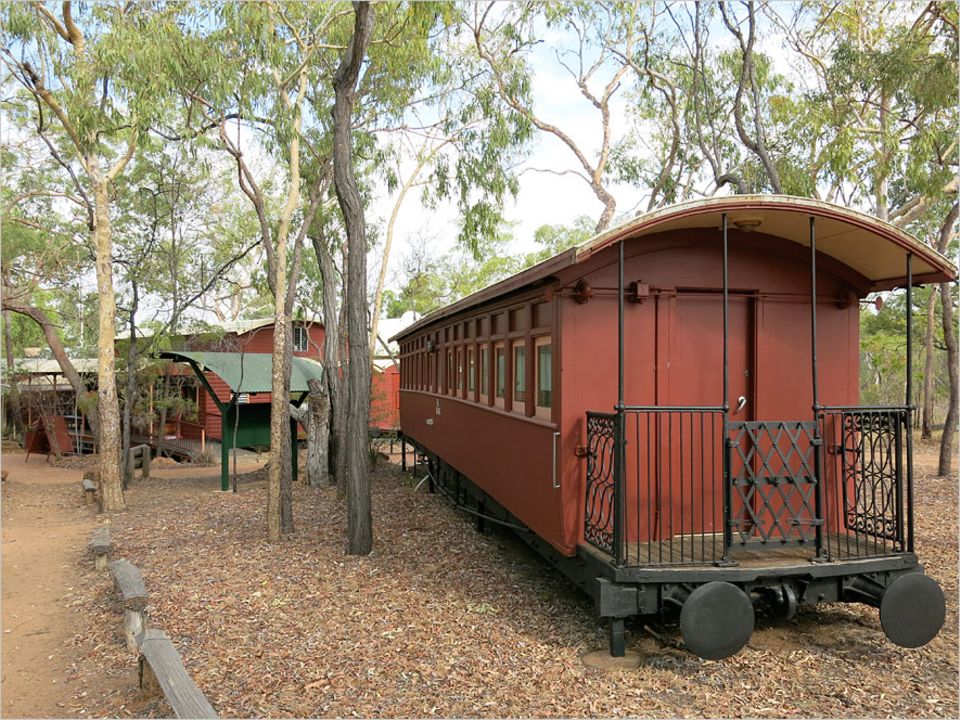 Undara: So abwechslungsreich wie die Natur in Undara sind auch die Unterkünfte der Undara Experience Lodge: Eisenbahnwaggons, Bungalows und Camping Undara: So abwechslungsreich wie die Natur in Undara sind auch die Unterkünfte der Undara Experience Lodge: Eisenbahnwaggons, Bungalows und Camping