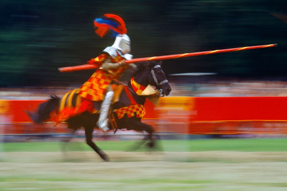 Redewendung: Bei Ritterturnieren mussten sich Ritter im Sattel halten, um nicht vom Pferd zu fallen Redewendung: Bei Ritterturnieren mussten sich Ritter im Sattel halten, um nicht vom Pferd zu fallen