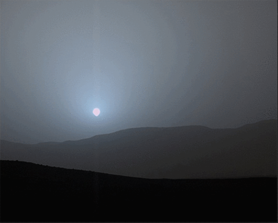 Abendblau auf dem Mars: Wegen des Staubs in der Atmosphäre erscheint der Sonnenuntergang auf dem Mars blau