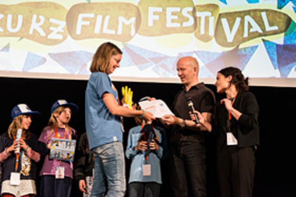 Kurzfilm: GEOlino-Chefredakteur Martin Verg überreicht Preis und Urkunde auf dem KinderkurzFilmFestival in Hamburg Kurzfilm: GEOlino-Chefredakteur Martin Verg überreicht Preis und Urkunde auf dem KinderkurzFilmFestival in Hamburg