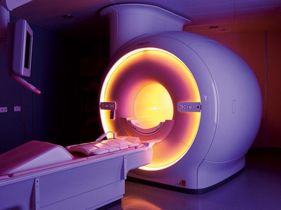 Herzleiden: Leuchtende Röhre: Mit einem Magnetresonanztomographen lässt sich ohne Röntgenstrahlung die Anatomie und Funktion des Herzens darstellen. Um den Aufenthalt in dem Gerät etwas angenehmer zu machen, kann der Patient eine individuelle Lichtstimmung wählen Herzleiden: Leuchtende Röhre: Mit einem Magnetresonanztomographen lässt sich ohne Röntgenstrahlung die Anatomie und Funktion des Herzens darstellen. Um den Aufenthalt in dem Gerät etwas angenehmer zu machen, kann der Patient eine individuelle Lichtstimmung wählen