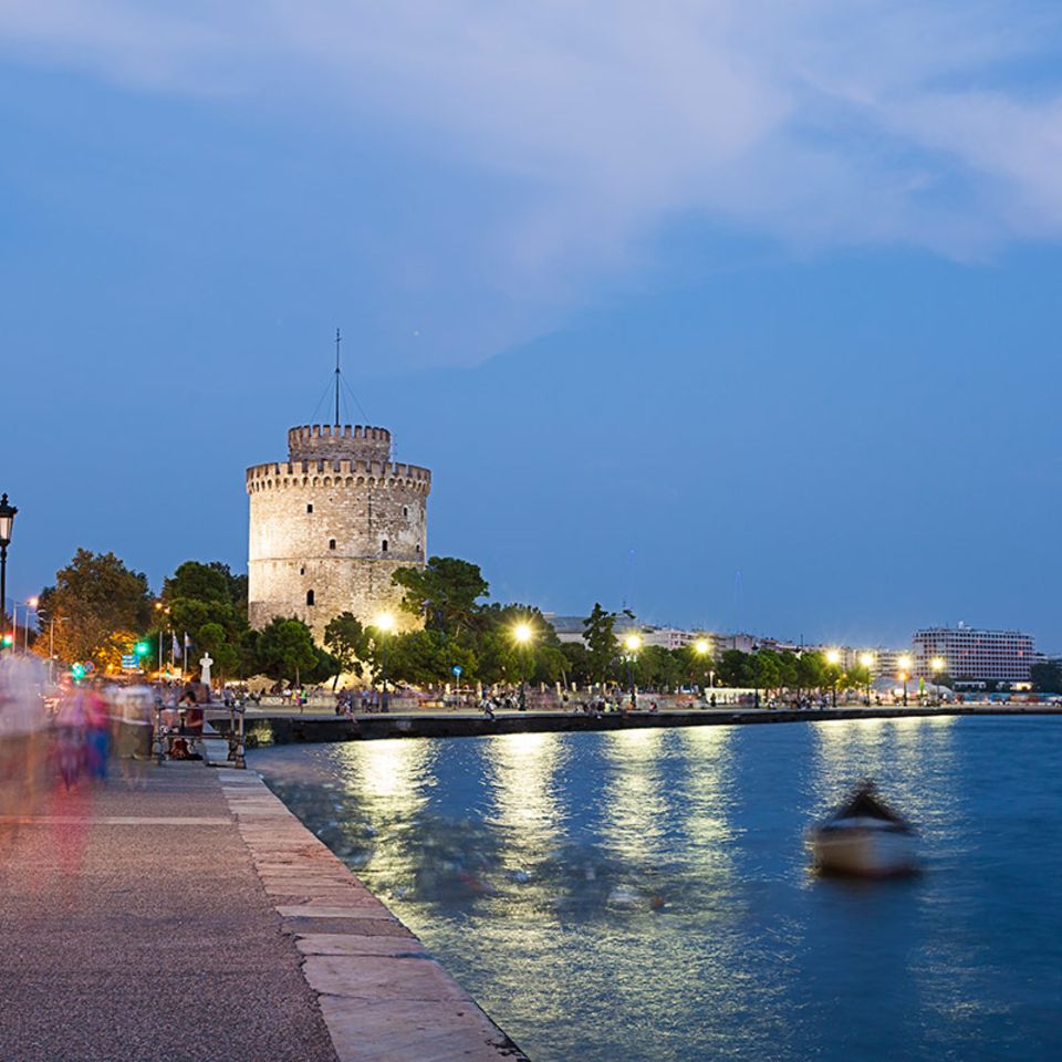 Griechenland: Die Promenade von Thessaloniki ist nicht nur in den Abendstunden eine beliebte Flaniermeile in Griechenlands zweitgrößter Stadt