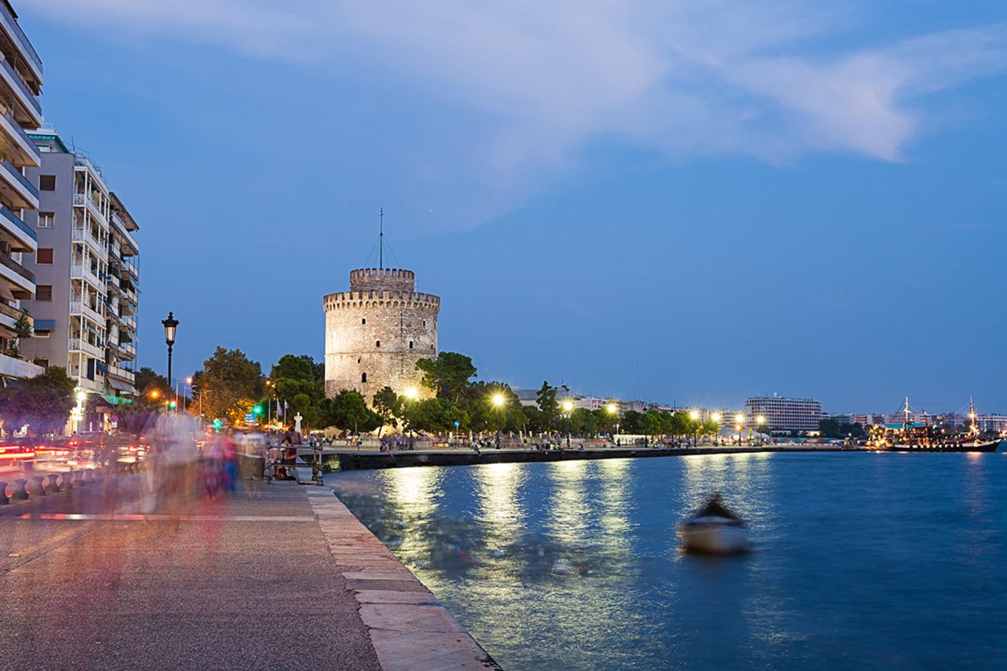Griechenland: Die Promenade von Thessaloniki ist nicht nur in den Abendstunden eine beliebte Flaniermeile in Griechenlands zweitgrößter Stadt