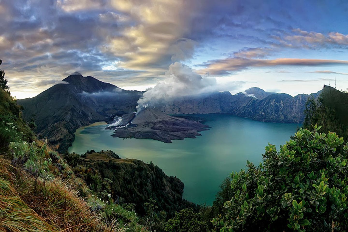 Kratersee des Gunung Rinjani  Lombok Indonesien  GEO 