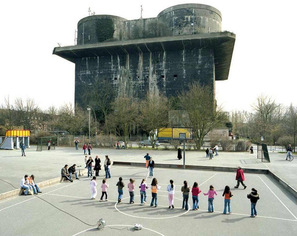 Technik: Jahrzehntelang blieb der Bunker im Hamburger Stadtteil Wilhelmsburg ungenutzt. Der Betonklotz ist von der Zeit geschwärzt Technik: Jahrzehntelang blieb der Bunker im Hamburger Stadtteil Wilhelmsburg ungenutzt. Der Betonklotz ist von der Zeit geschwärzt